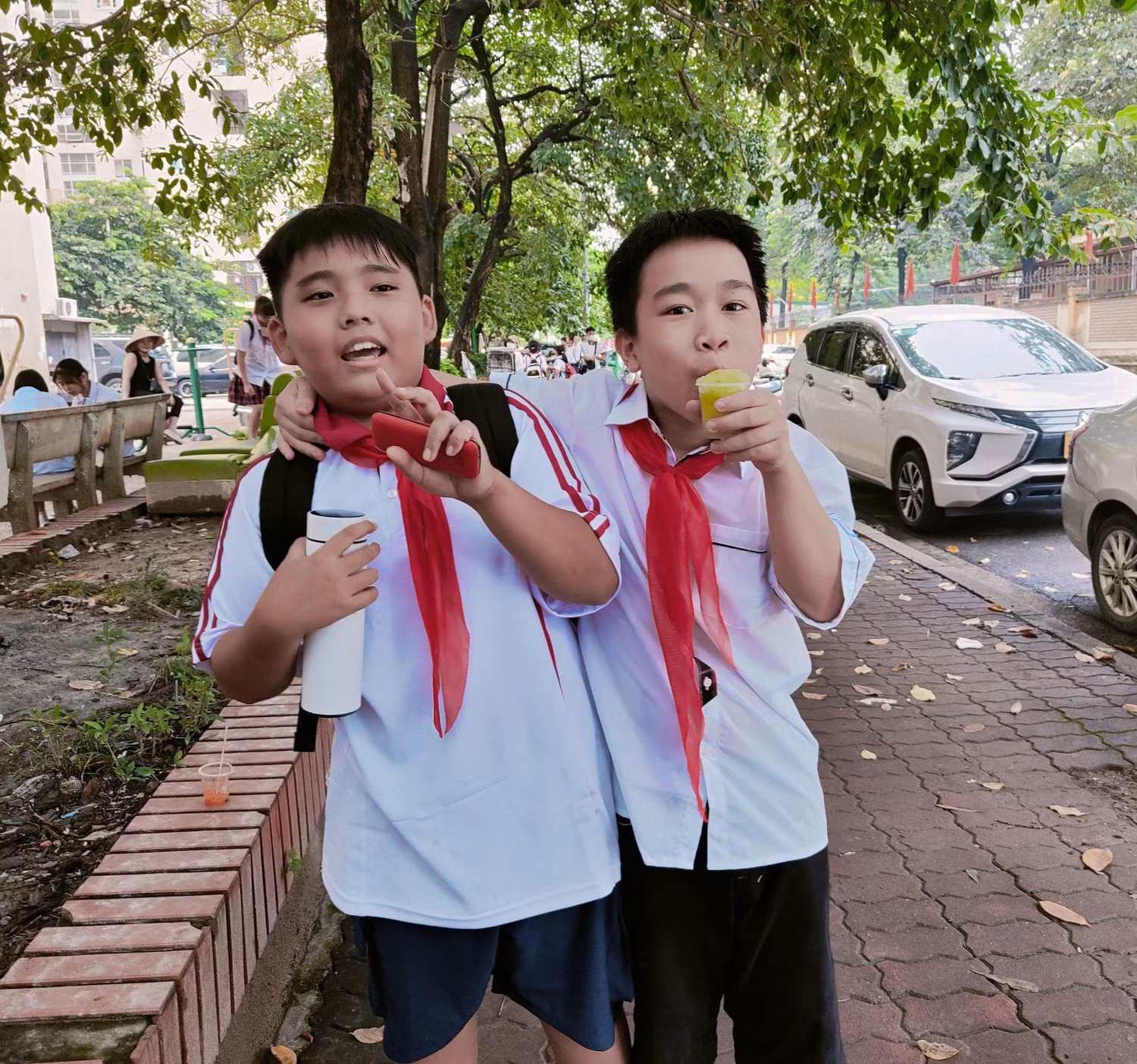 Đức Dương (bên phải) xin lỗi Nguyên Khôi và rủ bạn đi ăn kem để chuộc lỗi. (Ảnh: GĐCC).