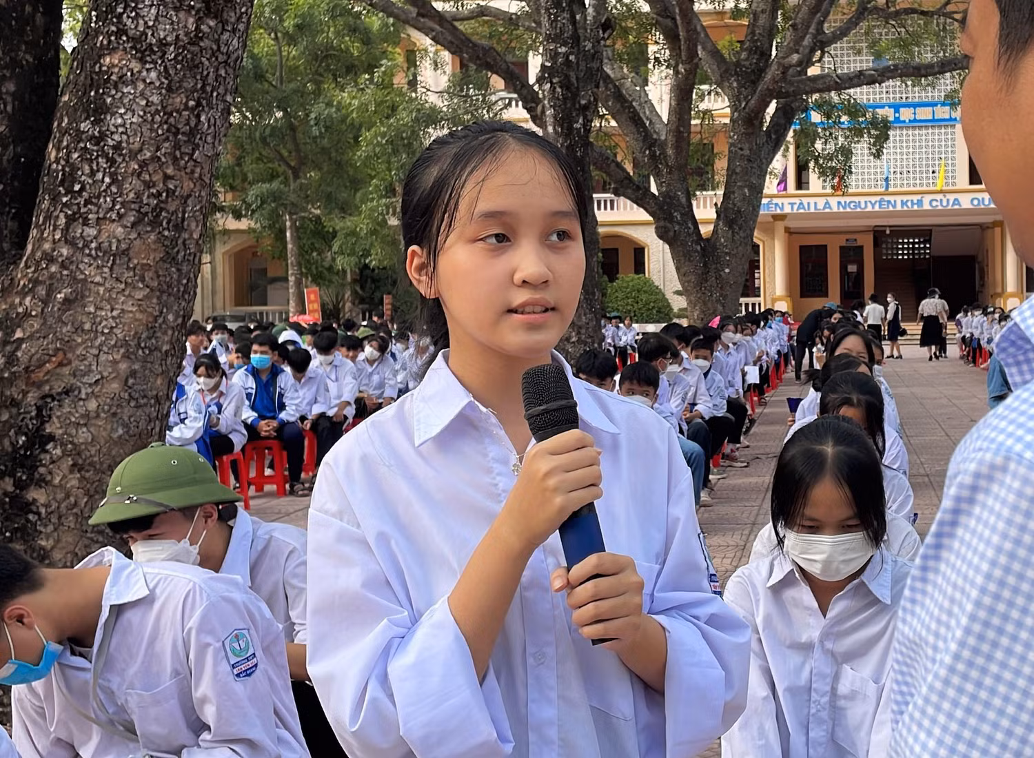 Học sinh Phan Thị Trà My - lớp 11A3 đặt câu hỏi về chọn ngành theo sự yêu thích hay định hướng của gia đình.