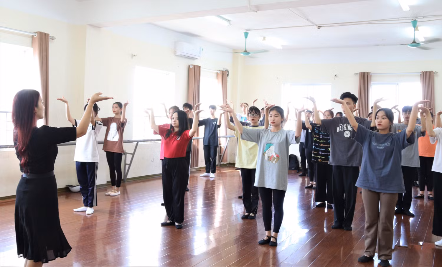 Theo Phó Giáo sư, Tiến sĩ Đào Đăng Phượng, cần điều chỉnh yêu cầu điều kiện về mở ngành đào tạo nghệ thuật, sẽ tạo thuận lợi hơn cho đào tạo đội ngũ kế cận, cũng là giải pháp để các trường tăng chỉ tiêu tuyển sinh, đào tạo giáo viên nghệ thuật. (Ảnh minh họa: Mộc Trà). Theo Phó Giáo sư, Tiến sĩ Đào Đăng Phượng, cần điều chỉnh yêu cầu điều kiện về mở ngành đào tạo nghệ thuật, sẽ tạo thuận lợi hơn cho đào tạo đội ngũ kế cận, cũng là giải pháp để các trường tăng chỉ tiêu tuyển sinh, đào tạo giáo viên nghệ thuật. (Ảnh minh họa: Mộc Trà).