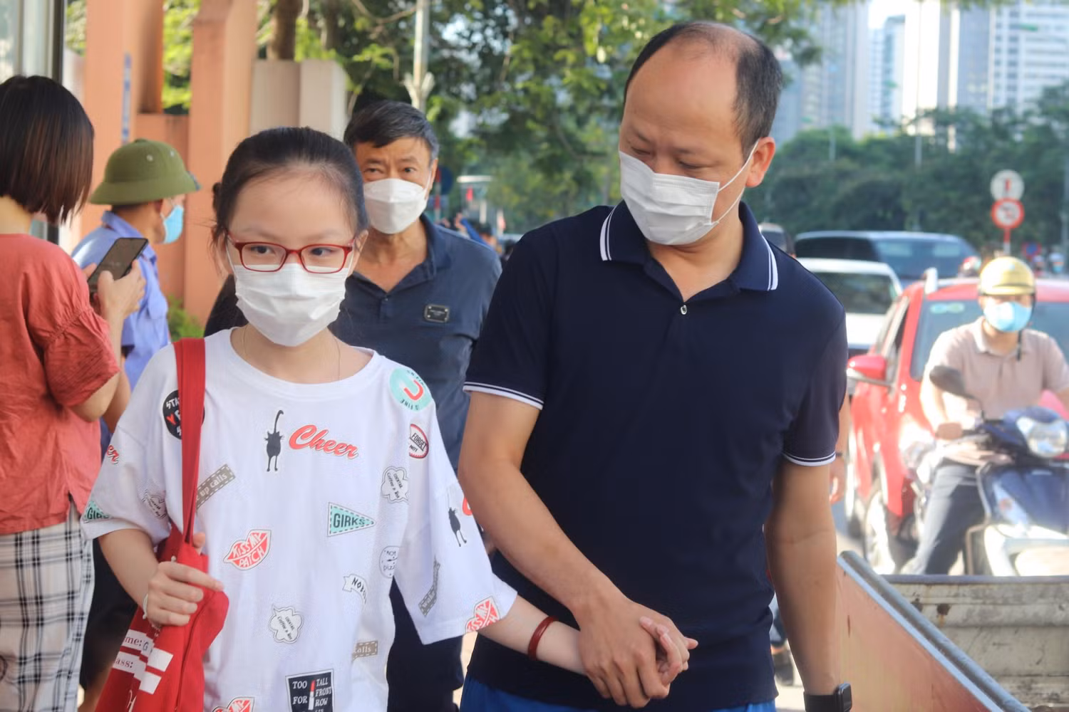 Bố nắm tay, dặn dò con thật bình tĩnh khi làm bài thi.