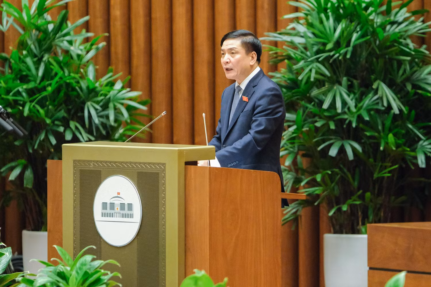 Tổng Thư ký Quốc hội, Chủ nhiệm Văn phòng Quốc hội Bùi Văn Cường đã lấy phiếu xin ý kiến đại biểu Quốc hội về nhóm vấn đề chất vấn tại kỳ họp. (Ảnh: quochoi.vn).