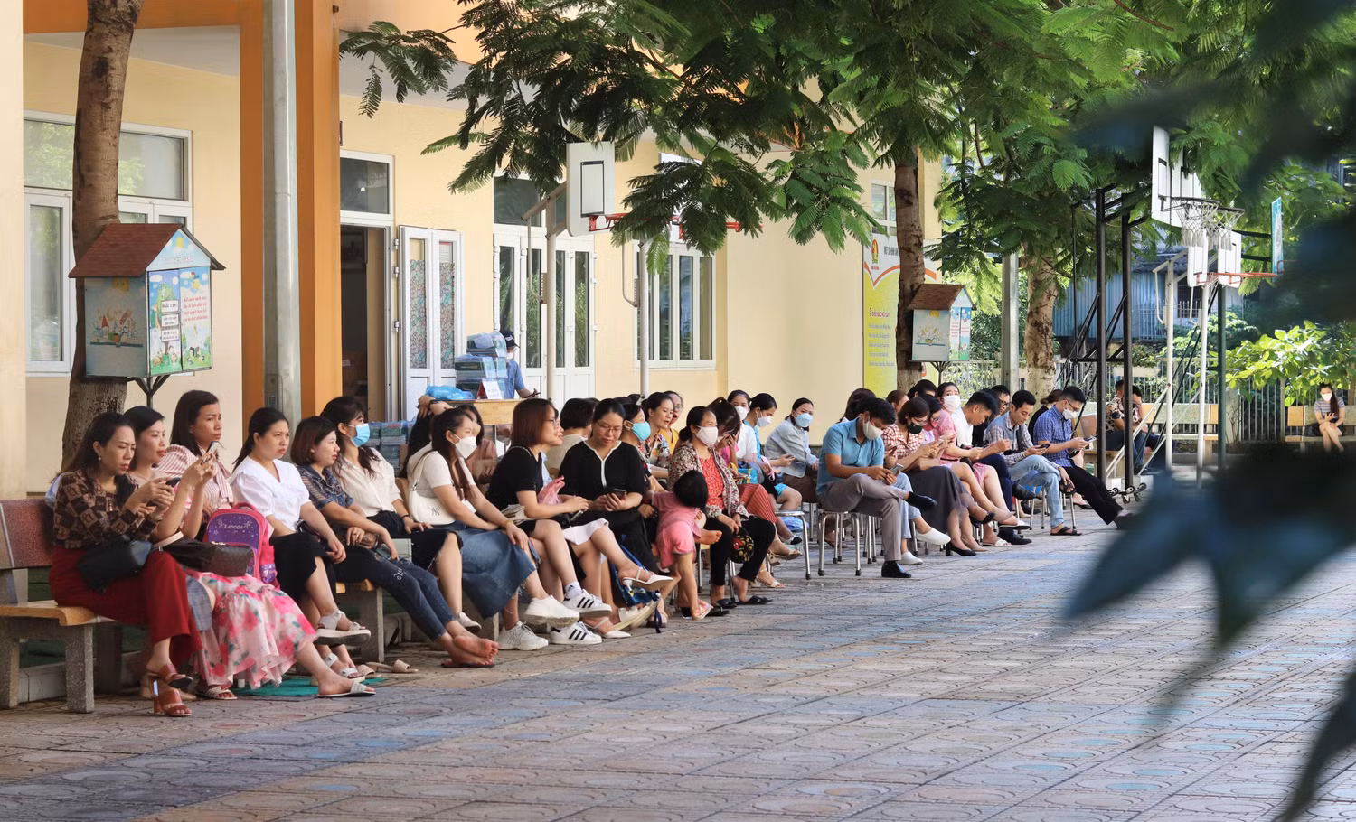 Ngày đầu tiên đưa con đến trường, nhiều phụ huynh hồi hộp nán lại, nhìn theo con từ xa trong suốt buổi sáng. Ngày đầu tiên đưa con đến trường, nhiều phụ huynh hồi hộp nán lại, nhìn theo con từ xa trong suốt buổi sáng.
