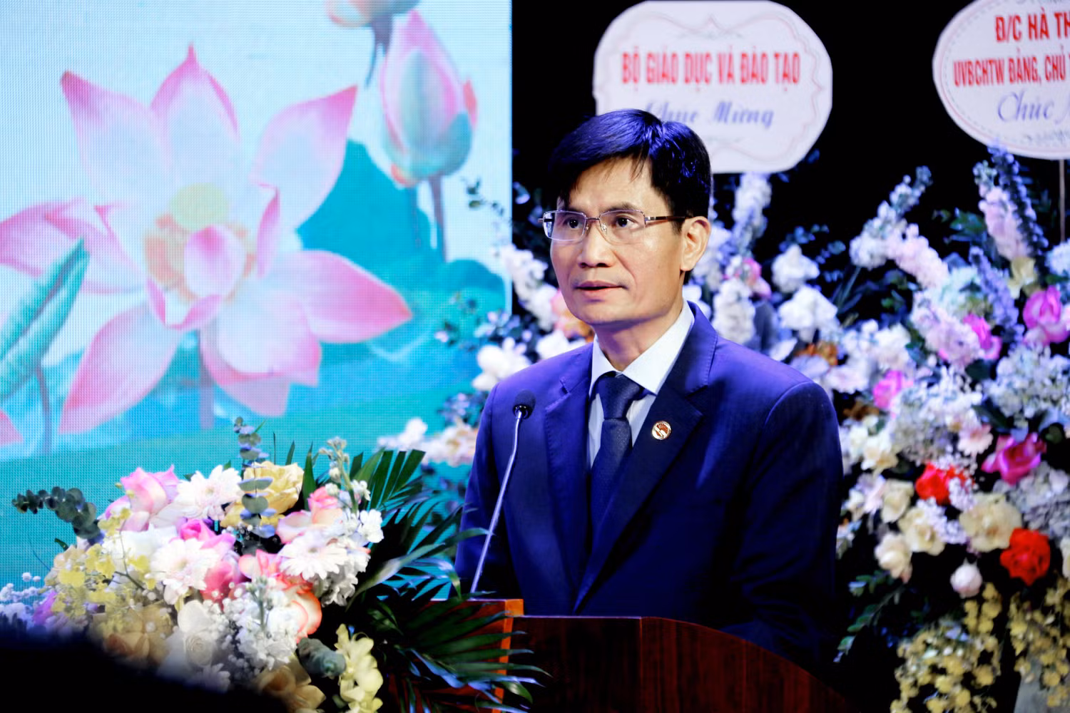 Phó Giáo sư, Tiến sĩ Nguyễn Quang Huy - Hiệu trưởng Trường Đại học Sư phạm Hà Nội 2 đọc diễn văn kỷ niệm.