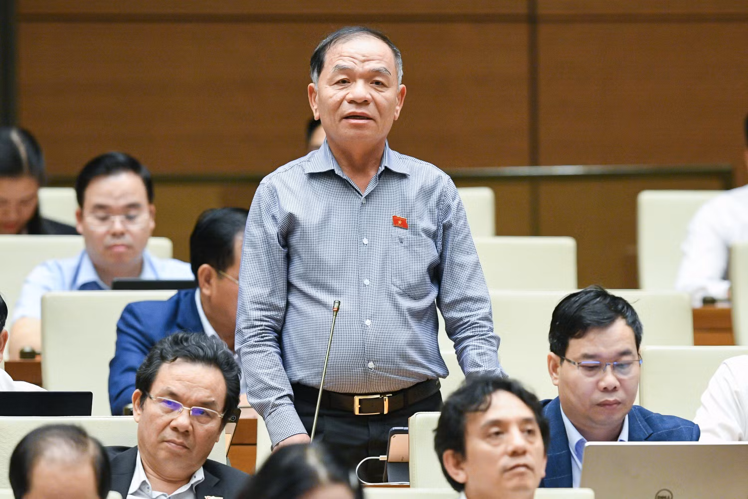 Đại biểu Lê Thanh Vân - Đoàn Đại biểu Quốc hội tỉnh Cà Mau đặt câu hỏi chất vấn liên quan đến “trọng dụng nhân tài và thưởng phạt nghiêm minh”. Ảnh: quochoi.vn.