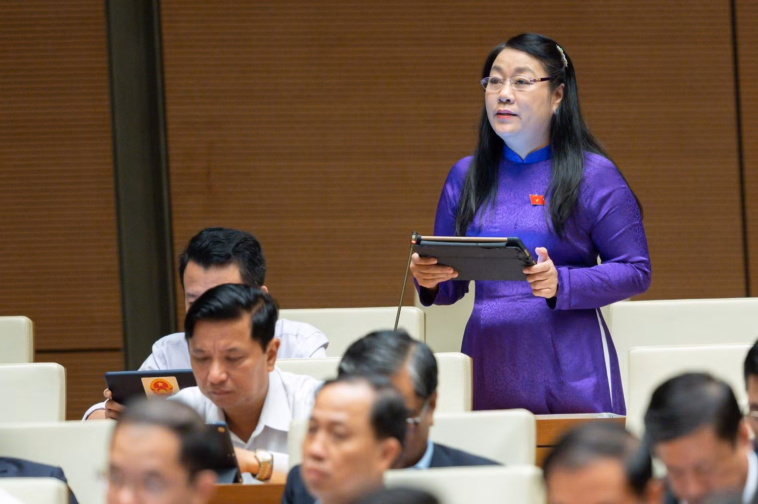 Đại biểu Quốc hội Nguyễn Thị Tuyết Nga (Đoàn Đại biểu Quốc hội tỉnh Quảng Bình) cho biết, tỉ lệ đầu tư ngân sách cho giáo dục đại học, giáo dục nghề nghiệp còn thấp so với khu vực và thế giới. Ảnh: quochoi.vn.