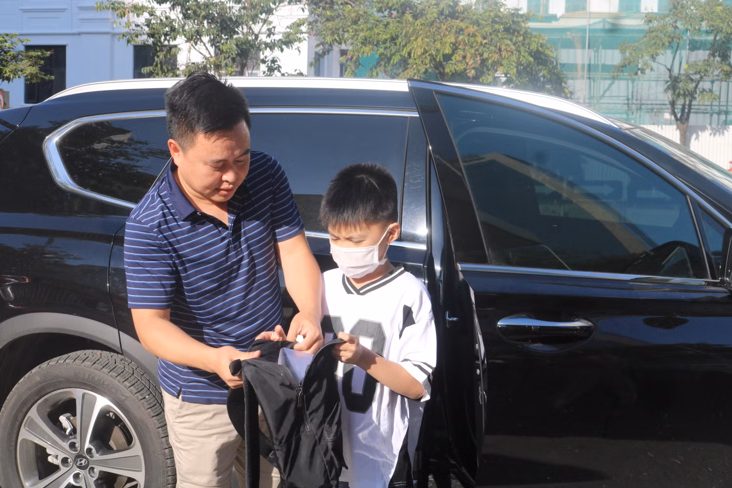 Thời tiết oi bức, nhiều gia đình lựa chọn đưa con đi thi bằng ô tô.