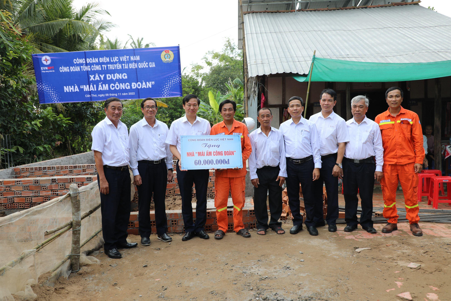 Ông Trịnh Tuấn Sơn, Ủy viên Ban thường vụ Công đoàn Điện lực Việt Nam thay mặt cho lãnh đạo Công đoàn Điện lực Việt Nam trao số tiền hỗ trợ 60.000.000 đồng.