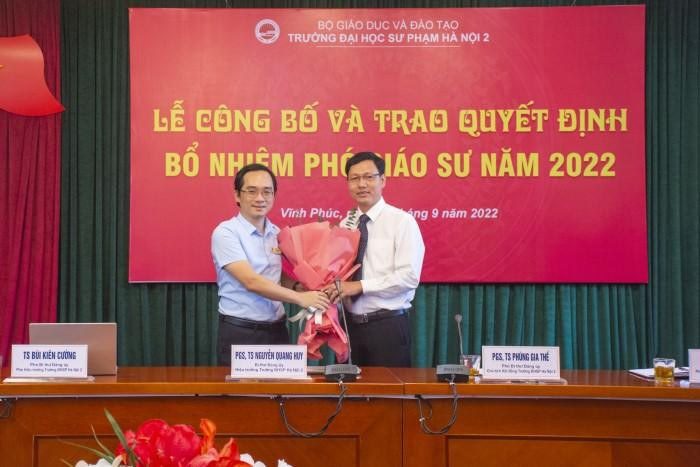 Trưởng khoa Ngữ văn tặng hoa chúc mừng tân Phó Giáo sư