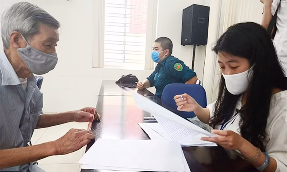 Trong 5 năm qua, Hà Nội đã xây dựng 10.000 nhà ở cho người có công, hỗ trợ xây dựng, sửa chữa 7.565 nhà ở cho hộ nghèo; trên 90% dân số có bảo hiểm y tế... Trong 5 năm qua, Hà Nội đã xây dựng 10.000 nhà ở cho người có công, hỗ trợ xây dựng, sửa chữa 7.565 nhà ở cho hộ nghèo; trên 90% dân số có bảo hiểm y tế...