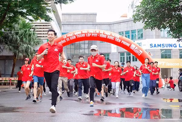 Đông đảo sinh viên tham gia giải chạy, đi bộ ngay sau lễ phát động. Đông đảo sinh viên tham gia giải chạy, đi bộ ngay sau lễ phát động.