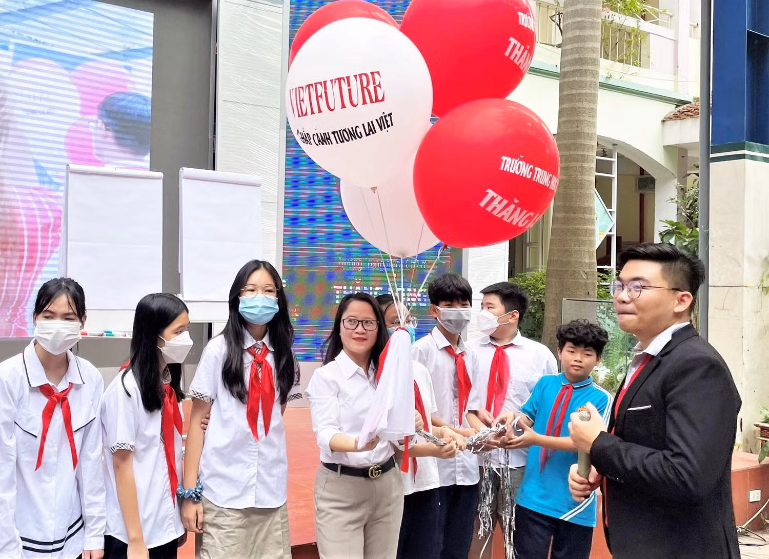 Bà Nguyễn Thanh Thảo - Phó Tổng Giám đốc Vietfuture hòa mình cùng học sinh Trường Trung học cơ sở Thăng Long với trải nghiệm “Hành trình theo đuổi ước mơ”.