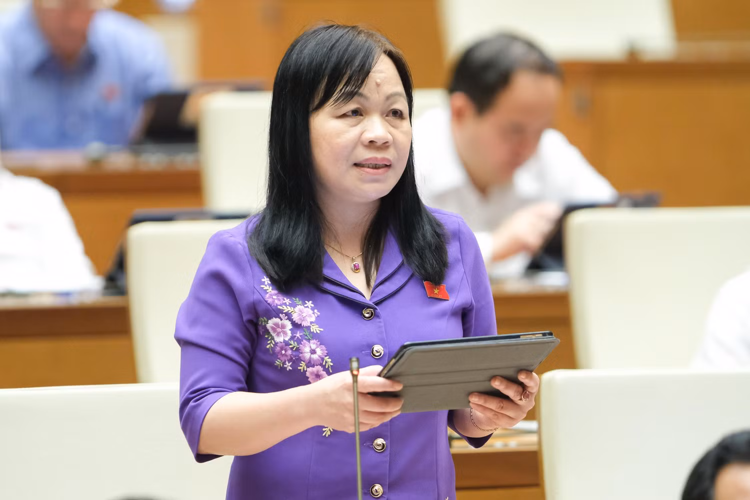 Đại biểu Nguyễn Thị Mai Hoa đồng tình với quy định về thi đánh giá năng lực cấp chứng chỉ hành nghề theo niên hạn trong dự thảo Luật Khám bệnh, chữa bệnh (sửa đổi). (Ảnh: quochoi.vn).