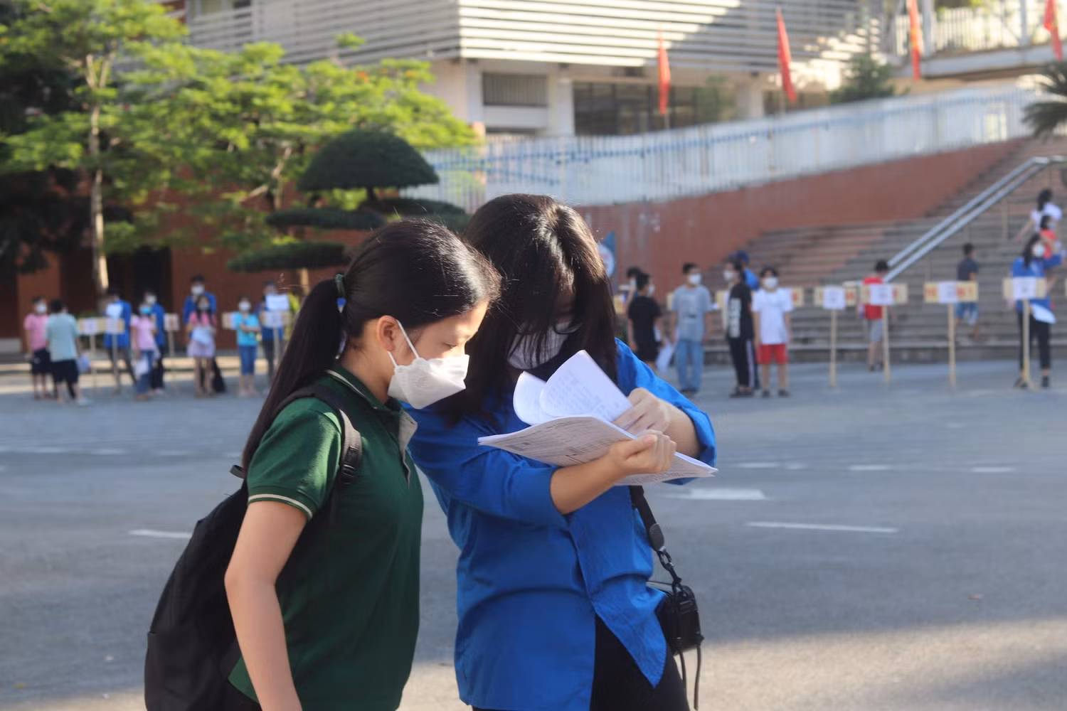 Sinh viên tình nguyện sẵn sàng hỗ trợ các thí sinh.