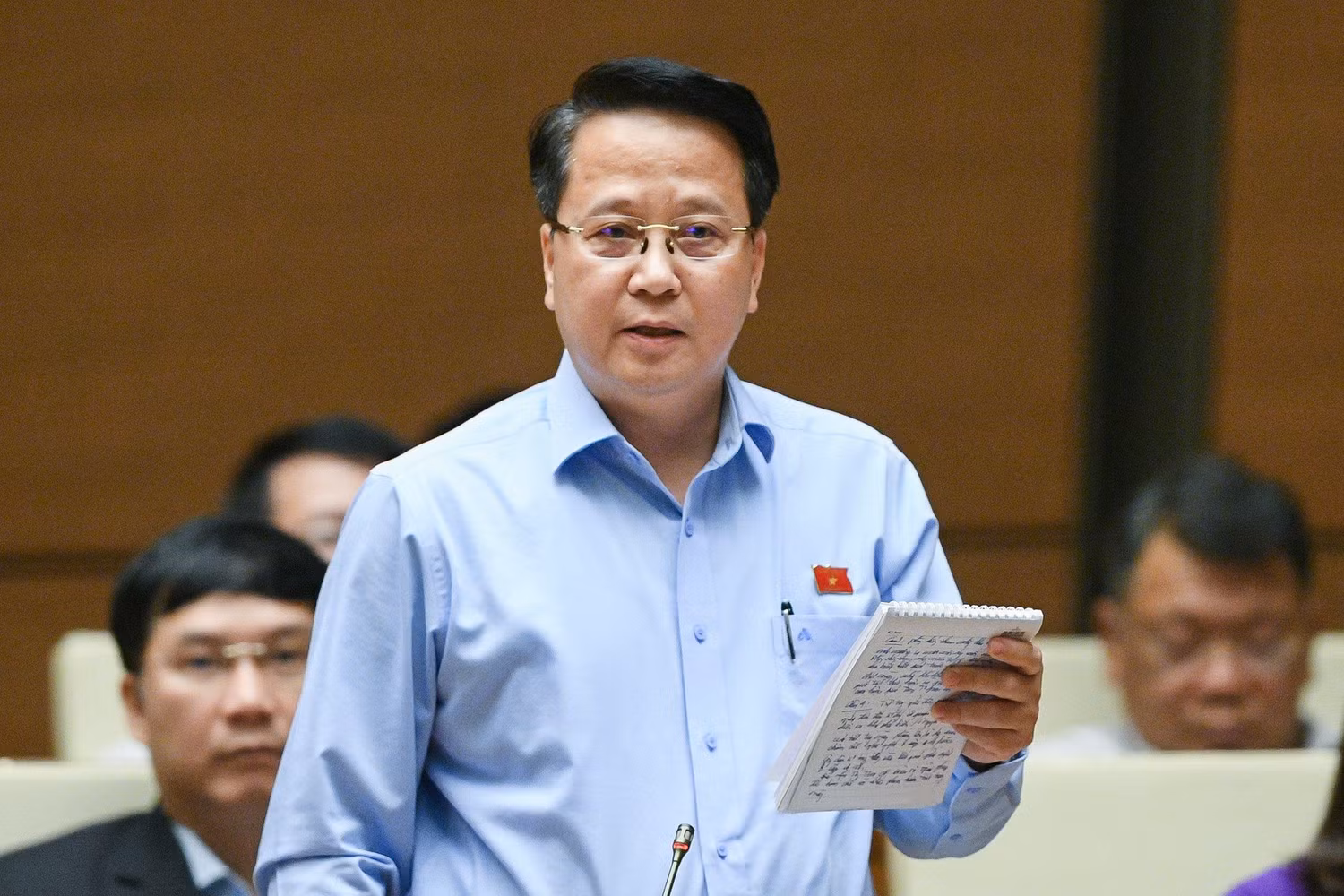 Đại biểu Hoàng Anh Công - Đoàn Đại biểu Quốc hội tỉnh Thái Nguyên nhắc đến tình trạng né tránh, đùn đẩy trách nhiệm, ngại va chạm, không tiếp công dân, không đối thoại với dân của cán bộ. Ảnh: quochoi.vn. Đại biểu Hoàng Anh Công - Đoàn Đại biểu Quốc hội tỉnh Thái Nguyên nhắc đến tình trạng né tránh, đùn đẩy trách nhiệm, ngại va chạm, không tiếp công dân, không đối thoại với dân của cán bộ. Ảnh: quochoi.vn.