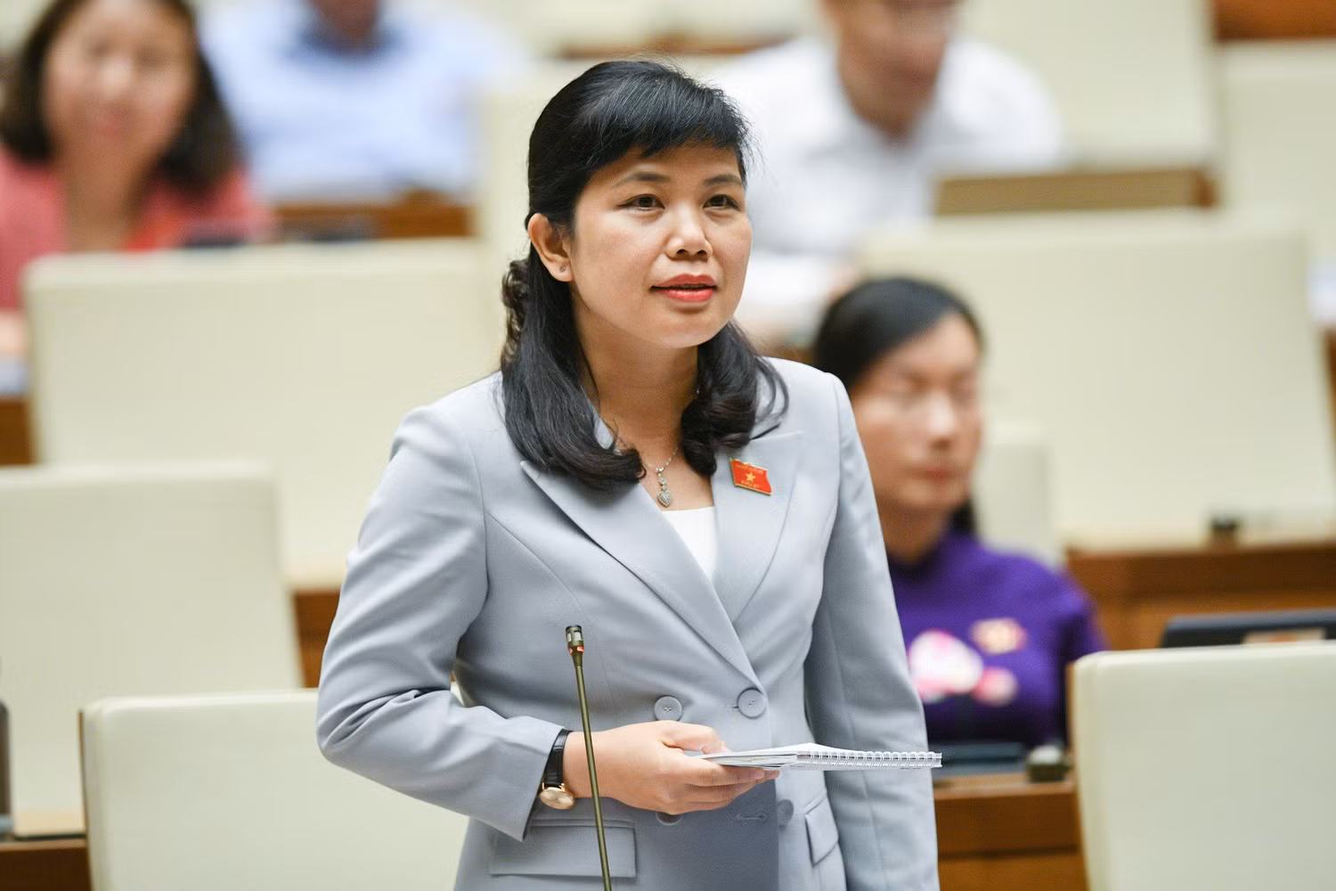 Đại biểu Nguyễn Thị Thu Hà - Đoàn Đại biểu Quốc hội tỉnh Quảng Ninh bày tỏ băn khoăn về giải pháp trước tình trạng “trên nóng, dưới lạnh”, “trên trải thảm, dưới trải đinh”. Ảnh: quochoi.vn. Đại biểu Nguyễn Thị Thu Hà - Đoàn Đại biểu Quốc hội tỉnh Quảng Ninh bày tỏ băn khoăn về giải pháp trước tình trạng “trên nóng, dưới lạnh”, “trên trải thảm, dưới trải đinh”. Ảnh: quochoi.vn.