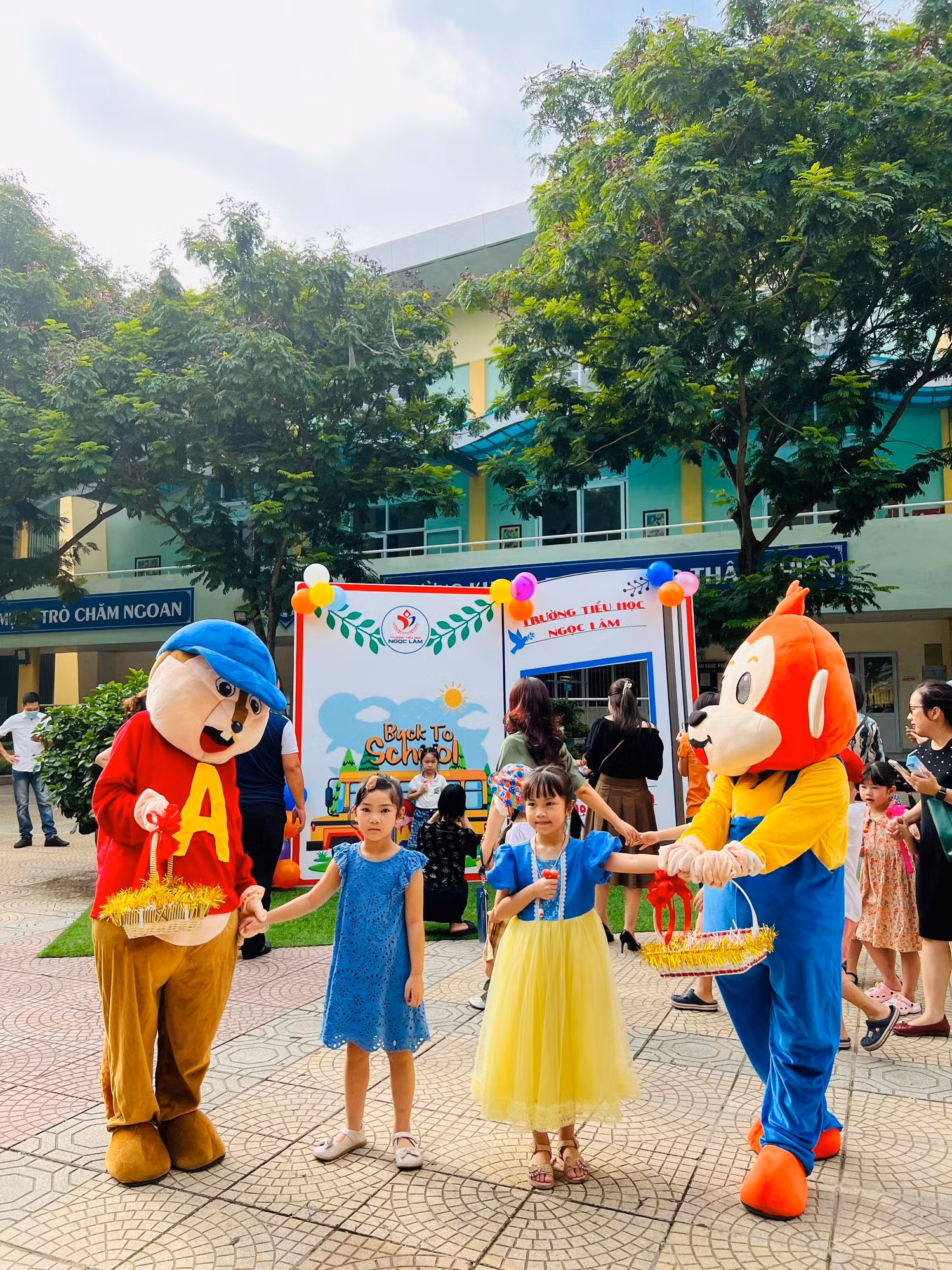 Những nhân vật ngộ nghĩnh tại Trường Tiểu học Ngọc Lâm giúp học sinh thêm hào hứng với việc đến trường. Những nhân vật ngộ nghĩnh tại Trường Tiểu học Ngọc Lâm giúp học sinh thêm hào hứng với việc đến trường.