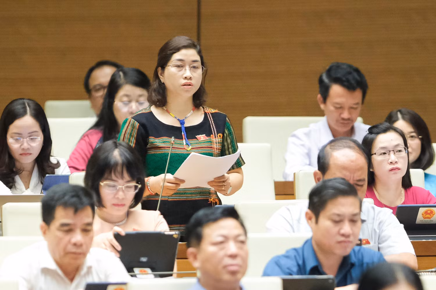 Đại biểu Phạm Thị Kiều nêu quan điểm: Hội đồng Y khoa quốc gia nên được giao những nhiệm vụ lớn, chứ không nên giao đảm nhiệm các công việc thực thi tác nghiệp, cụ thể như việc tổ chức thi cấp chứng chỉ hành nghề. (Ảnh: quochoi.vn).