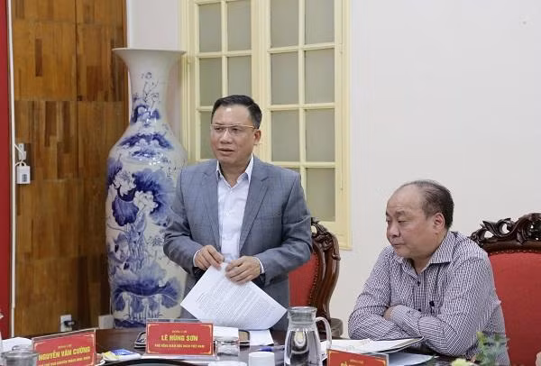 Phó Tổng Giám đốc Bảo hiểm xã hội Việt Nam Lê Hùng Sơn phát biểu tại buổi làm việc. Phó Tổng Giám đốc Bảo hiểm xã hội Việt Nam Lê Hùng Sơn phát biểu tại buổi làm việc.