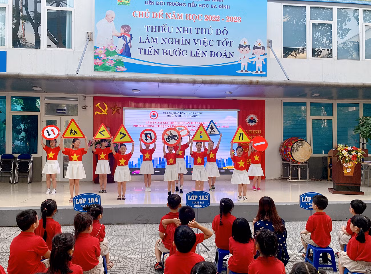Các tiết mục văn nghệ giới thiệu biển báo giao thông đến các bạn học sinh toàn trường. (Ảnh: NTCC).