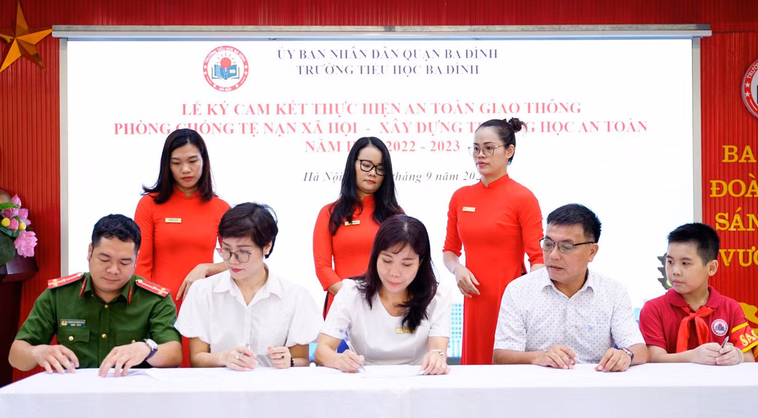 Trường Tiểu học Ba Đình tổ chức lễ phát động và ký cam kết thực hiện tốt An toàn giao thông. (Ảnh: NTCC).