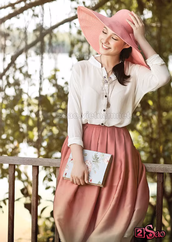 Nụ cười rạng rỡ, tươi tắn cuốn hút mọi ánh nhìn.