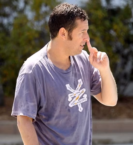 Ngôi sao hài Adam Sandler chẳng ngại ngần ngoáy mũi giữa thanh thiên bạch nhật. Xem thêm: Nghệ thuật chưng diện "màn hình phẳng" của Sao Hoa ngữ