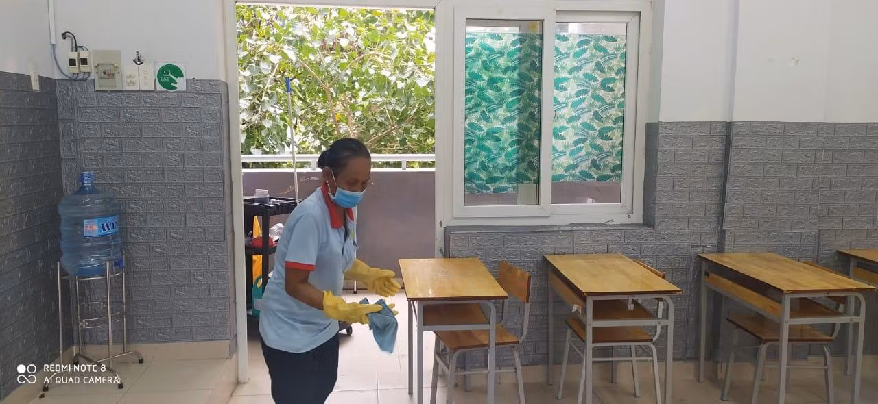 Trường học ở Thành phố Hồ Chí Minh vệ sinh, khử khuẩn chuẩn bị đón học sinh đi học trở lại (ảnh: NTCC)