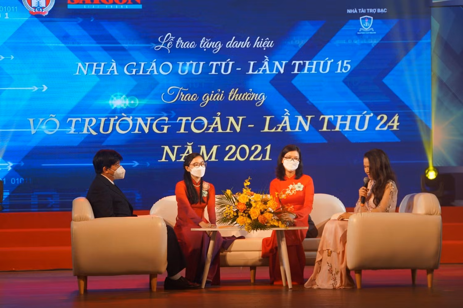 Các thầy cô đạt giải thưởng chia sẻ, giao lưu tại buổi lễ (ảnh: CTV) Các thầy cô đạt giải thưởng chia sẻ, giao lưu tại buổi lễ (ảnh: CTV)
