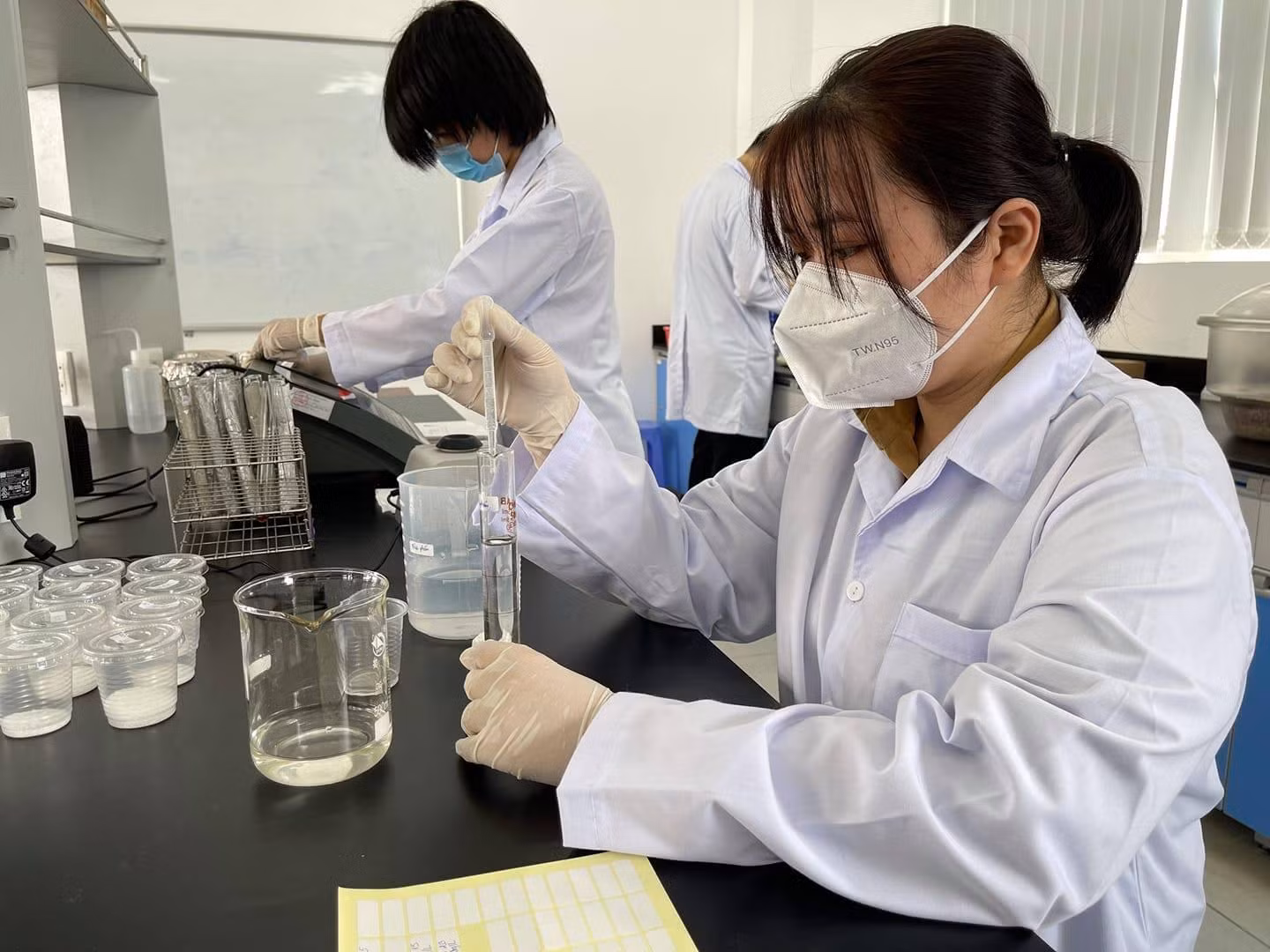Sinh viên của HUFI tại phòng học thực hành sau đợt nghỉ dài ngày do dịch (ảnh: NTCC) Sinh viên của HUFI tại phòng học thực hành sau đợt nghỉ dài ngày do dịch (ảnh: NTCC)