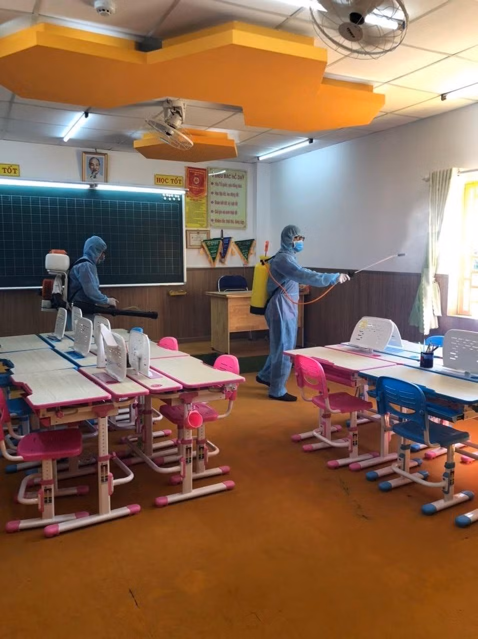 Trường Nam Việt khử khuẩn chuẩn bị đón học sinh quay trở lại học trực tiếp (ảnh: CTV) Trường Nam Việt khử khuẩn chuẩn bị đón học sinh quay trở lại học trực tiếp (ảnh: CTV)