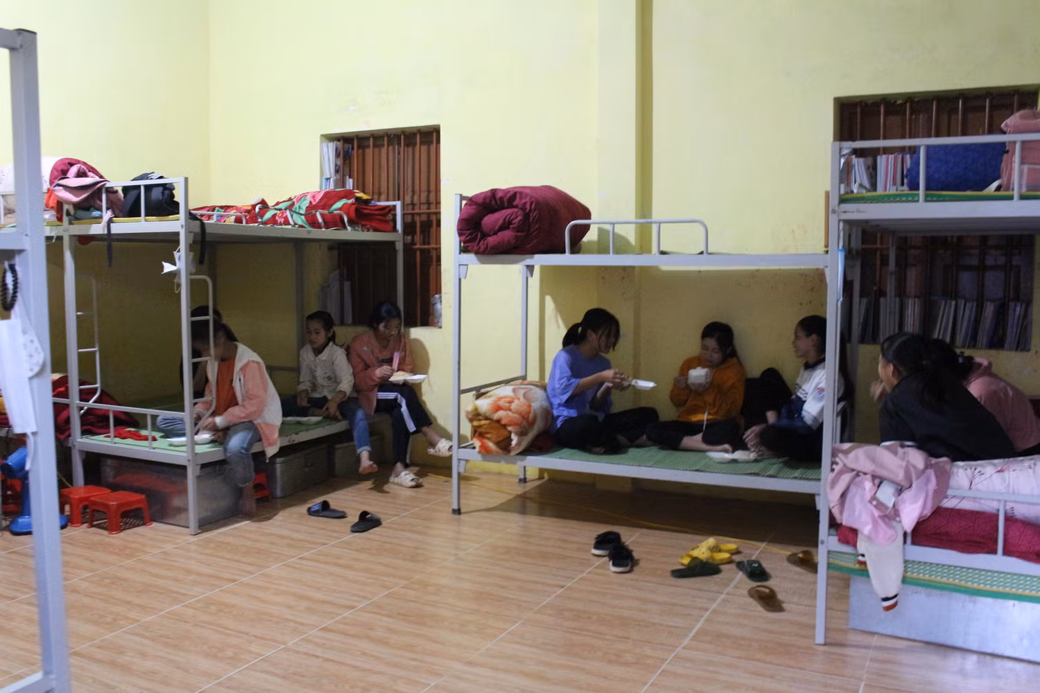 Một số học sinh khác mua đồ ăn sáng về phòng cùng ăn. Tiền ăn sáng nếu học sinh nào chưa có thì có thể ghi vào sổ để "trả góp" 1 lần khi phụ huynh các em lên thăm.