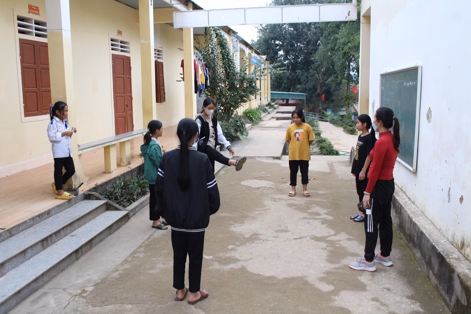 Các bạn nữ thì chọn đá cầu để thư giãn