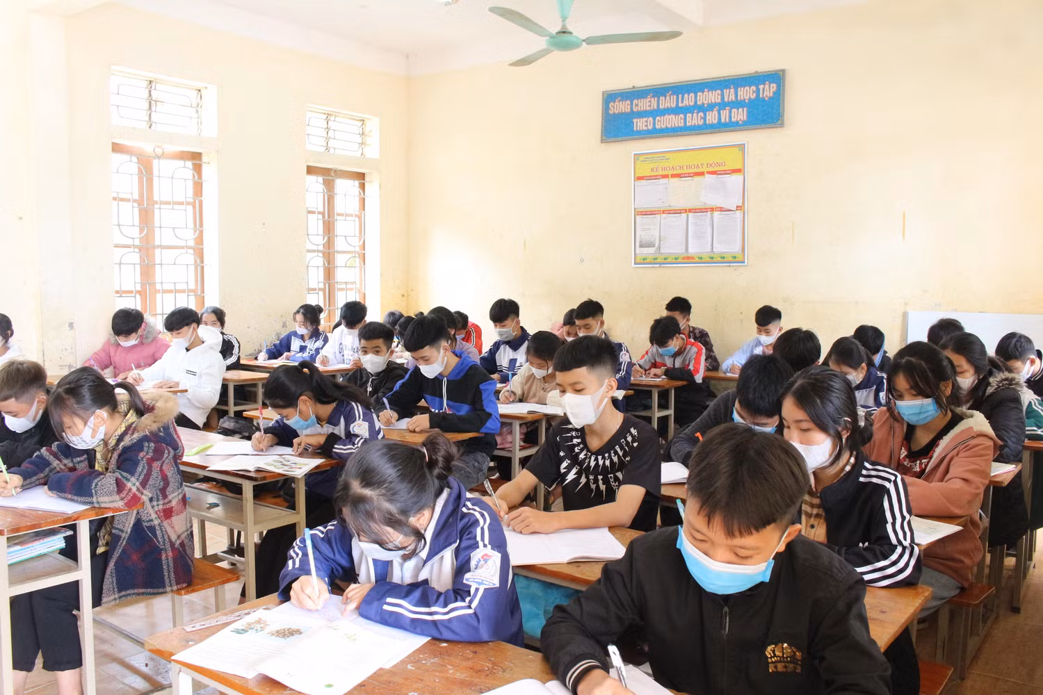 Sau đó các em vào học chương trình buổi sáng.