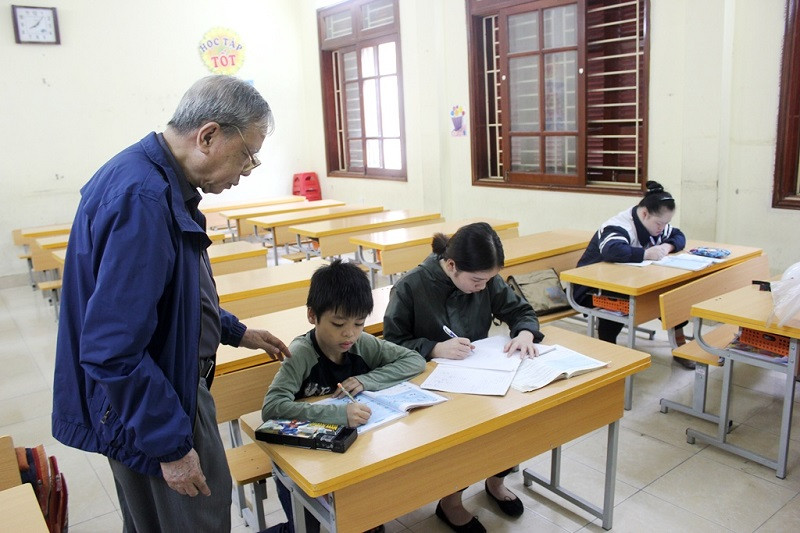 Đã gần 25 năm, thầy Hoàng Ánh Hưng đã miệt mài gieo chữ cho những trẻ thiệt thòi. Ảnh: KĐ