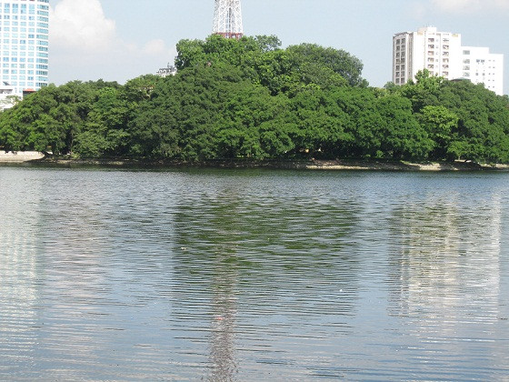 Mặt hồ gợn sóng. Mặt hồ gợn sóng.