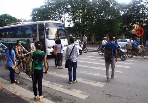 Nhiều người không để ý đến an toàn tính mạng của mình và người khác, cứ thế lao xuống đường khi đèn vẫn đỏ.