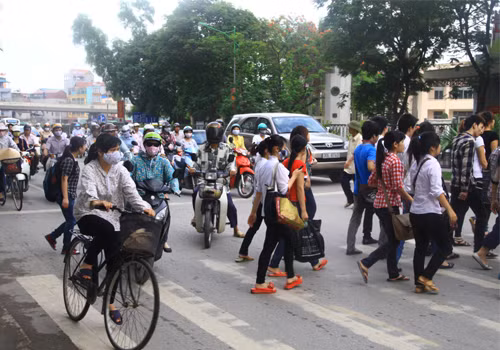 Dòng người sang đường chưa dứt, các phương tiện đã “thi nhau” chạy.