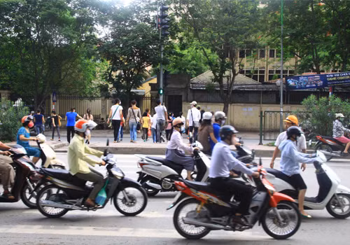 Hệ thống đèn tín hiệu dành cho người đi bộ tại khu vực ĐH Quốc gia và chợ Xanh trên đường Xuân Thủy, được lắp đặt từ ngày 10/8/2011. Thế nhưng, sau gần một năm, việc nhiều người bỏ qua đèn tín hiệu xảy ra thường xuyên.