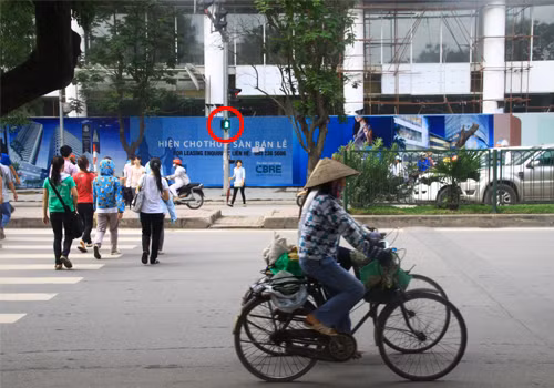 Xe đạp vượt đèn đỏ.
