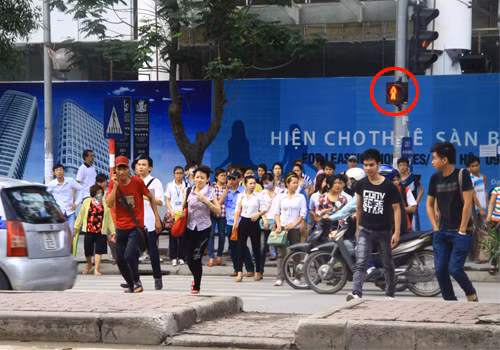 Họ thi nhau “chạy” khi đèn vẫn đang đỏ.