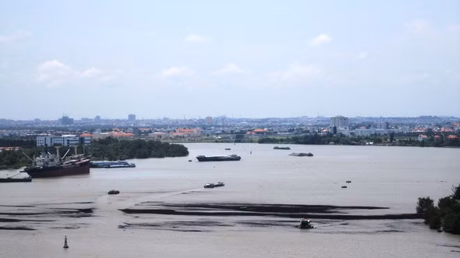 Chất màu đen nổi đầy trên sông. Ảnh: Đại Việt.