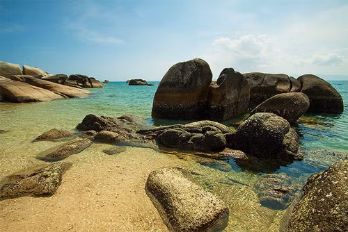 Sở hữu làn nước biển trong veo cùng các bãi đá trải dài với các hình dạng kì thú, Cù Lao Câu dường như đẹp trong mọi thời điểm.