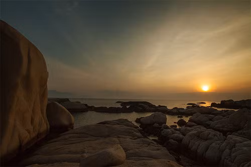 Ngắm nhìn hoàng hôn từ cầu tàu hoặc bình minh trên trên cái bãi đá ven biển sẽ mang lại cho bạn những cảm xúc khó quên. Ảnh: Hoàng hôn trên Cù Lao Câu.