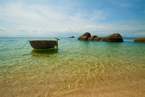 Nằm cách làng chài Phước Thể (huyện Tuy Phong, tỉnh Bình Thuận) chừng 50 phút đi tàu, bạn dường như đặt chấn đến một nơi rất khác lạ.