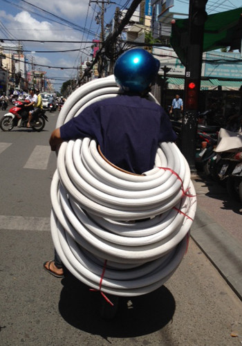 Thợ máy lạnh làm "xiếc" trên đường Tô Hiến Thành, quận 10, TP. HCM. Ảnh: Chu Chu.