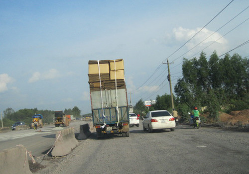 Chở hàng siêu cồng kềnh. Ảnh: Vu Thanh Tu.