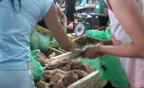 Khách hàng nhao nhao nhặt mua đùi gà đông lạnh.