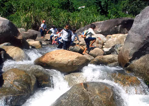 Học trò nhỏ băng rừng, vượt suối chảy xiết đến trường ở huyện miền núi Sơn Tây. Học trò nhỏ băng rừng, vượt suối chảy xiết đến trường ở huyện miền núi Sơn Tây.