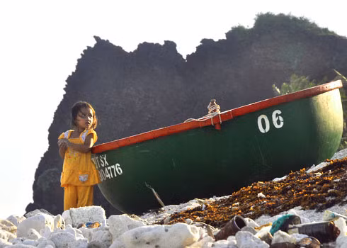 Bé gái ở xã An Bình (đảo Bé), huyện đảo Lý Sơn, đứng trên bờ chờ đợi cha mẹ đi biển về trong hoàng hôn buông xuống. Bé gái ở xã An Bình (đảo Bé), huyện đảo Lý Sơn, đứng trên bờ chờ đợi cha mẹ đi biển về trong hoàng hôn buông xuống.