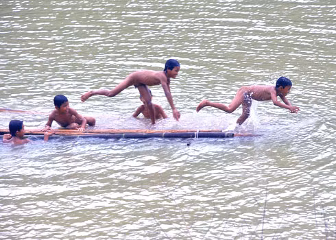 Khoảnh khắc hạnh phúc đơn sơ của trẻ em xã Trà Phong, huyện Tây Trà, trong buổi chiều hè. Khoảnh khắc hạnh phúc đơn sơ của trẻ em xã Trà Phong, huyện Tây Trà, trong buổi chiều hè.